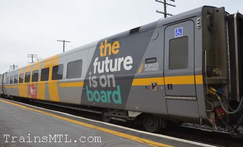 Passenger car VIA 3476 left side with new colors  / Wagon de passager VIA 3476 coté gauche avec nouvelles couleurs